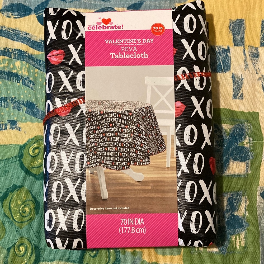 Way to Celebrate Valentine's Day XO hearts Peva vinyl round tablecloth NWT